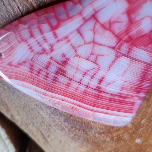 New Red White Dragon Veins Agate Shield Pendant. - Picture 3 of 7